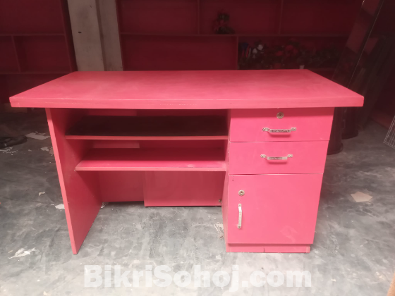 দোকানের ক্যাশ টেবিল